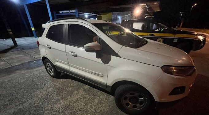PRF recupera carro e em outra ação prende motorista com arma na Bahia