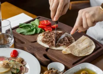 Empresa aérea deve indenizar cliente que não teve dieta respeitada em voo