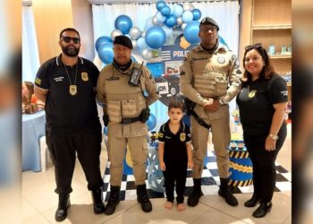 Menino comemora aniversário com a presença de policiais militares baianos