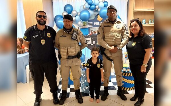 Menino comemora aniversário com a presença de policiais militares baianos