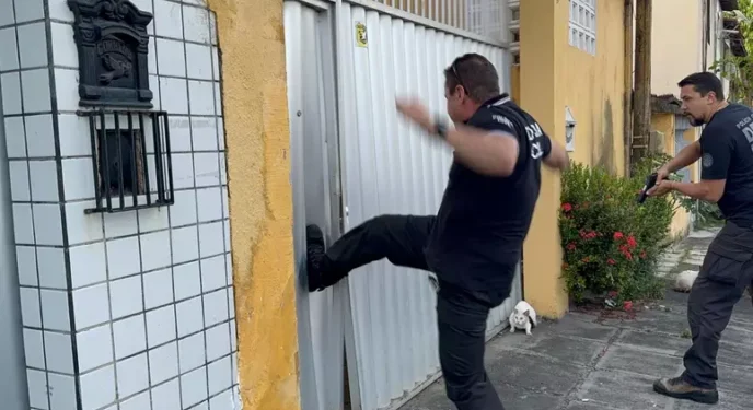 Ator e influenciadora são presos por desviar doações ao RS com chaves Pix falsas