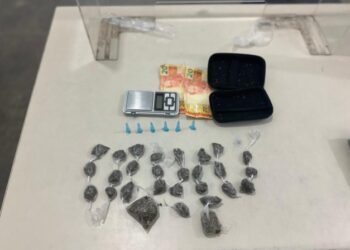 Candeias: Suspeito tenta fugir, cai e PM o prende por tráfico de drogas