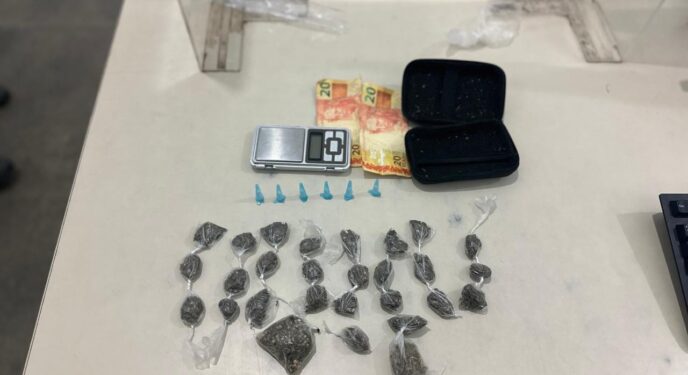 Candeias: Suspeito tenta fugir, cai e PM o prende por tráfico de drogas