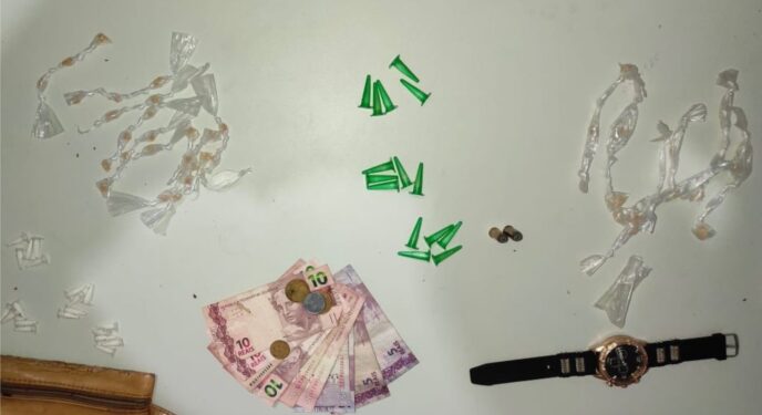 PM prende 2 suspeitos de tráfico de drogas na Região Metropolitana de Salvador