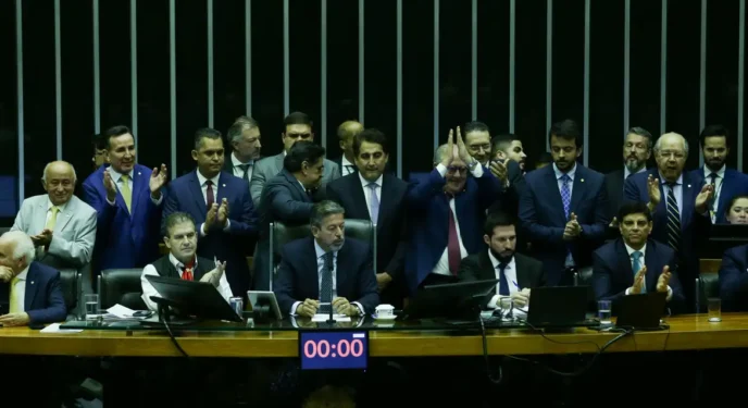 Emenda Pix faz Câmara aprovar texto-base da reforma tributária