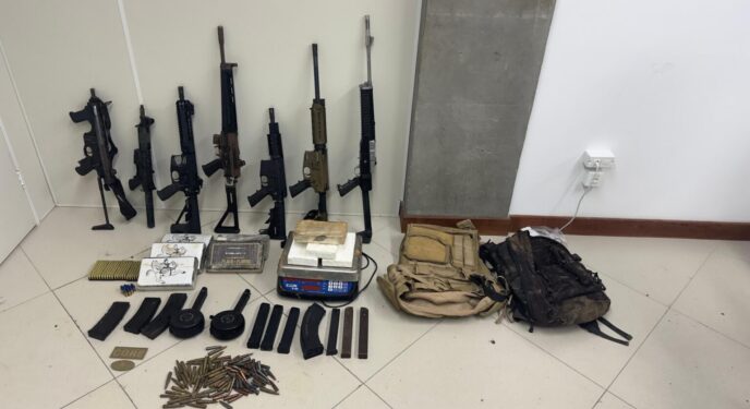 PC baiana apreende 6 fuzis, submetralhadora e 10 kg de pasta-base em ‘bunker’