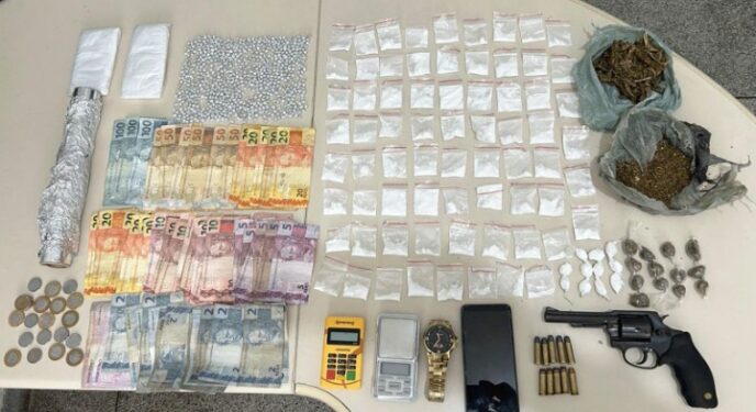 Suspeito é preso pela PM com arma e drogas na Bahia