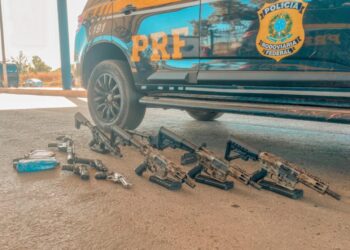PRF apreende arsenal de armas em veículo na Bahia