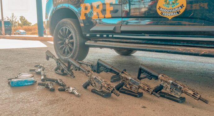 PRF apreende arsenal de armas em veículo na Bahia