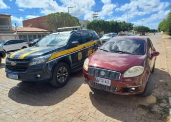 PRF recupera 2 veículos furtados na Bahia