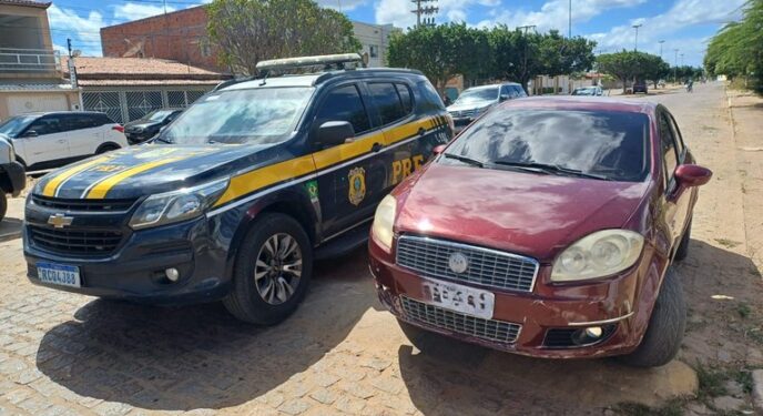 PRF recupera 2 veículos furtados na Bahia