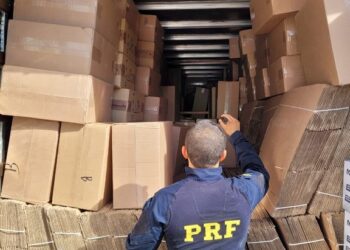 PRF apreende 750 mil maços de cigarros contrabandeados e um veículo roubado