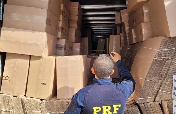 PRF apreende 750 mil maços de cigarros contrabandeados e um veículo roubado