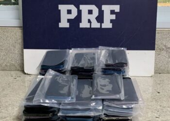 PRF apreende dezenas de celulares e cigarros eletrônicos em ônibus na Bahia