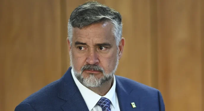 Por suspeita de irregularidades, TCU suspende licitação milionária da Secom de Lula