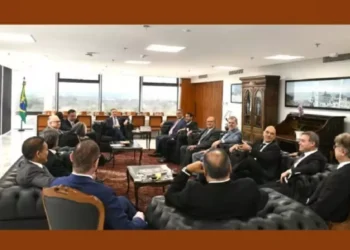 Acovardados Câmara e Senado se curvam à ditadura do STF