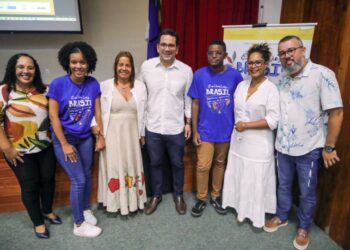 Projeto leva 14 estudantes da rede municipal para Portugal