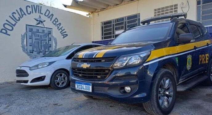PRF recupera dois veículos furtados na Bahia