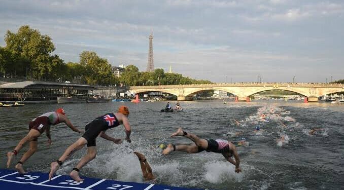 Olimpíada: Triatletas são hospitalizados após nadarem no Rio Sena; Bélgica desiste de prova
