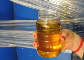 Anvisa proíbe venda de 2 marcas de azeite e suspende lote de coco ralado