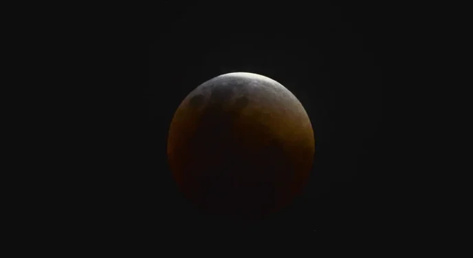 Eclipse parcial da Lua acontece hoje; veja onde assistir pela internet