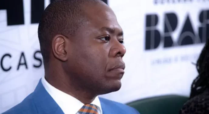 Constrangido e obrigado, Lula anuncia demissão de ministro