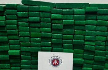 PM baiana prende mulher, apreende droga, placas falsas e veículos, mas casal fugiu