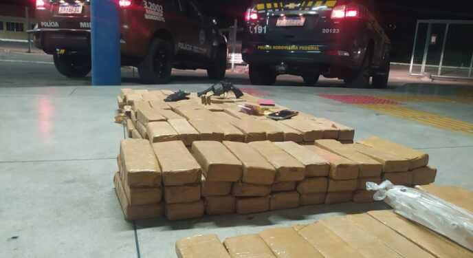 PRF e RONDESP prendem 2 homens com 100 kg de drogas e arma na Bahia