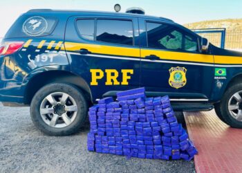 PRF prende suspeito e apreende 130 kg de drogas em veículo roubado na Bahia