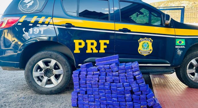 PRF prende suspeito e apreende 130 kg de drogas em veículo roubado na Bahia