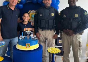 Menina fã comemora aniversário com agentes da PRF na Bahia