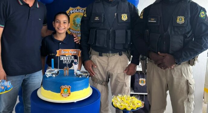 Menina fã comemora aniversário com agentes da PRF na Bahia