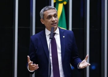 PF faz busca e apreensão na casa do deputado Gustavo Gayer e de assessores