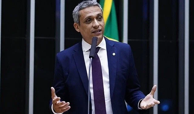 PF faz busca e apreensão na casa do deputado Gustavo Gayer e de assessores