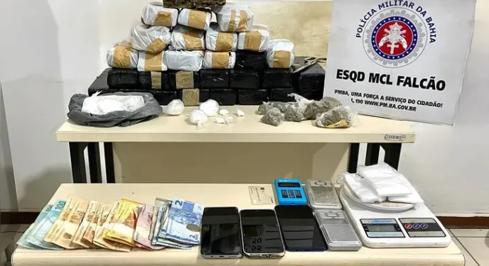 Polícia encontra mais de 15 kg de drogas dentro de carro na Bahia