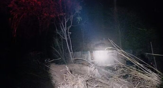 Ônibus sai da pista e cai de ribanceira na Bahia