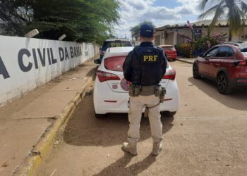 PRF recupera carro roubado e outro apresentava adulterações; motoristas foram detidos