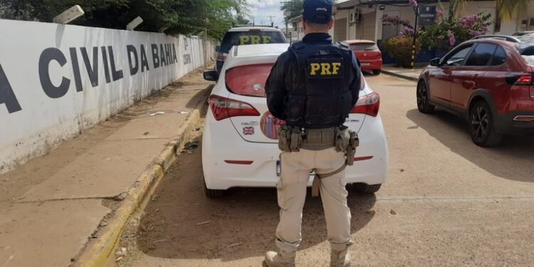 PRF recupera carro roubado e outro apresentava adulterações; motoristas foram detidos
