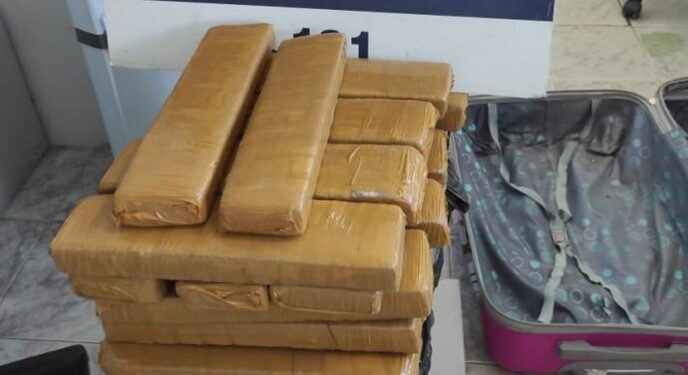 PRF apreende R$ 4 mil em dinheiro e em outra ação mais de 60 kg de drogas