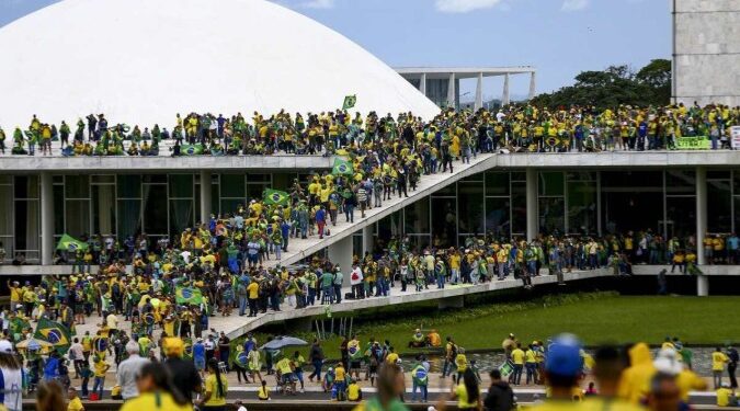Justiça argentina ordena prisão de foragidos envolvidos no 8 de janeiro