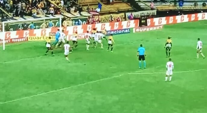 Brasileiro: Vitória volta vencer e respira na tabela