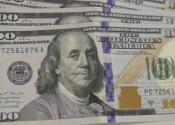 Atraso com medidas contra gastos do governo faz dólar subir