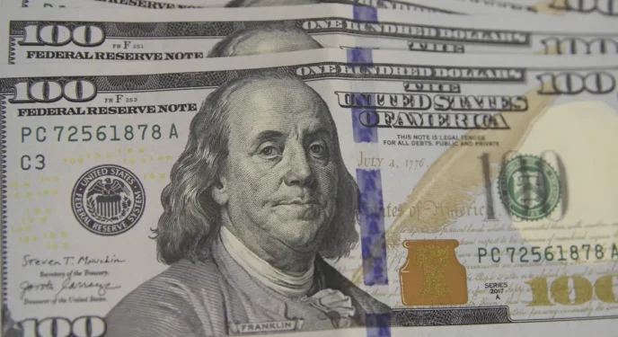 Atraso com medidas contra gastos do governo faz dólar subir
