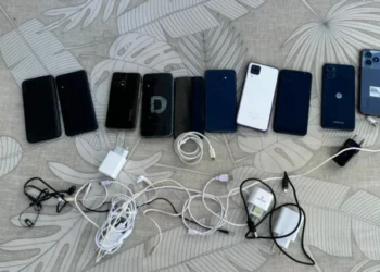 Revistas apreendem dezenas de celulares e eletrônicos em presídio baiano