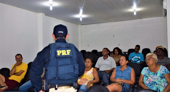 PRF promove ação educativa para passageiros de ônibus em BR na Bahia
