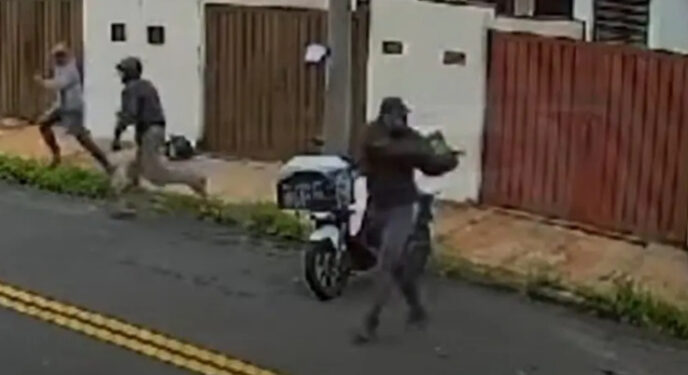 Assaltantes invadem banco pelo teto e levam R$ 800 mil em São Paulo