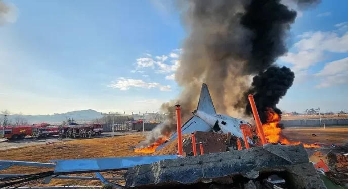 Avião com 180 pessoas sai da pista, colide e pega fogo na Coreia do Sul
