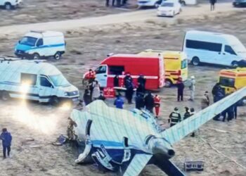 Avião fabricado no Brasil cai no Cazaquistão e deixa ao menos 40 mortos
