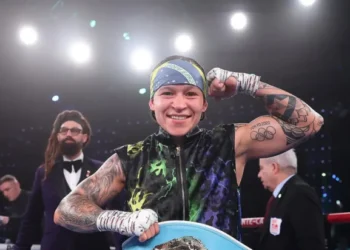 Baiana Bia Ferreira bate francesa e mantém cinturão de campeã mundial de boxe