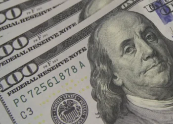 BC intervém e dólar cai para R$ 6,12, segundo maior valor da história